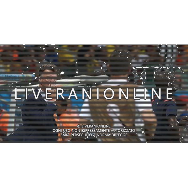 (140705) -- SALVADOR, July 5, 2014 () -- Netherlands\' coach Louis Van Gaal looks on during a quarter-finals match between Netherlands and Costa Rica of 2014 FIFA World Cup at the Arena Fonte Nova Stadium in Salvador, Brazil, on July 5, 2014. Netherlands won 4-3 on penalties over Costa Rica after a 0-0 tie and qualified for semi-finals on Saturday. (/Cao Can)(pcy) ©photoshot/Agenzia Aldo Liverani sas - ITALY ONLY - EDITORIAL USE ONLY - Olanda vs Costa Rica partita di quarti di finale Coppa del mondo FIFA 2014 in Salvador, in Brasile, il 5 luglio 2014.