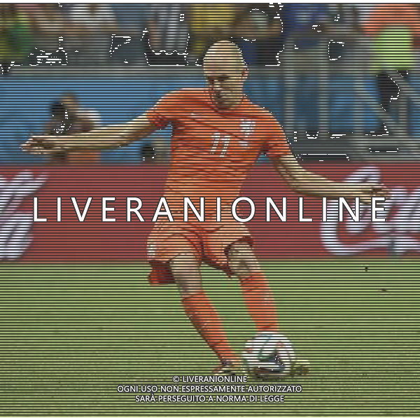 (140705) -- SALVADOR, July 5, 2014 () -- Netherlands\' Arjen Robben shoots a penalty goal during the penalty shoot-out of a quarter-finals match between Netherlands and Costa Rica of 2014 FIFA World Cup at the Arena Fonte Nova Stadium in Salvador, Brazil, on July 5, 2014. Netherlands won 4-3 on penalties over Costa Rica after a 0-0 tie and qualified for semi-finals on Saturday.(/Lui Siu Wai)(rh) ©photoshot/Agenzia Aldo Liverani sas - ITALY ONLY - EDITORIAL USE ONLY - Olanda vs Costa Rica partita di quarti di finale Coppa del mondo FIFA 2014 in Salvador, in Brasile, il 5 luglio 2014.