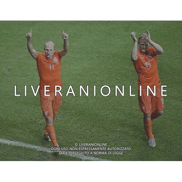 (140705) -- SALVADOR, July 5, 2014 () -- Netherlands\' Arjen Robben (L) and Dirk Kuyt celebrate after winning a quarter-finals match between Netherlands and Costa Rica of 2014 FIFA World Cup at the Arena Fonte Nova Stadium in Salvador, Brazil, on July 5, 2014. Netherlands won 4-3 on penalties over Costa Rica after a 0-0 tie and qualified for semi-finals on Saturday. (/Yang Lei)(xzj) ©photoshot/Agenzia Aldo Liverani sas - ITALY ONLY - EDITORIAL USE ONLY - Olanda vs Costa Rica partita di quarti di finale Coppa del mondo FIFA 2014 in Salvador, in Brasile, il 5 luglio 2014.