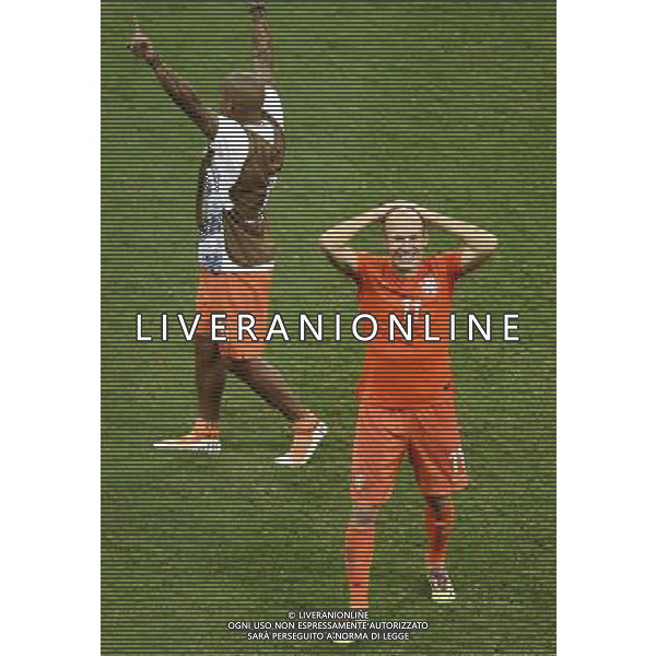 (140705) -- SALVADOR, July 5, 2014 () -- Netherlands\' Arjen Robben (front) celebrates with Nigel de Jong after winning a quarter-finals match between Netherlands and Costa Rica of 2014 FIFA World Cup at the Arena Fonte Nova Stadium in Salvador, Brazil, on July 5, 2014. Netherlands won 4-3 on penalties over Costa Rica after a 0-0 tie and qualified for semi-finals on Saturday. (/Yang Lei)(xzj) ©photoshot/Agenzia Aldo Liverani sas - ITALY ONLY - EDITORIAL USE ONLY - Olanda vs Costa Rica partita di quarti di finale Coppa del mondo FIFA 2014 in Salvador, in Brasile, il 5 luglio 2014.