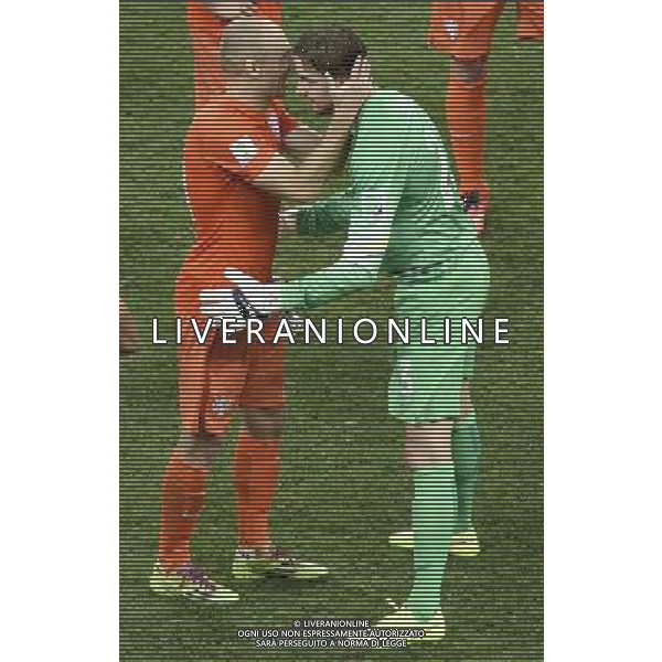 (140705) -- SALVADOR, July 5, 2014 () -- Netherlands\' Arjen Robben (L, front) cheers up the goalkeeper Tim Krul before a penalty shoot-out during a quarter-finals match between Netherlands and Costa Rica of 2014 FIFA World Cup at the Arena Fonte Nova Stadium in Salvador, Brazil, on July 5, 2014. Netherlands won 4-3 on penalties over Costa Rica after a 0-0 tie and qualified for semi-finals on Saturday. (/Yang Lei)(xzj) ©photoshot/Agenzia Aldo Liverani sas - ITALY ONLY - EDITORIAL USE ONLY - Olanda vs Costa Rica partita di quarti di finale Coppa del mondo FIFA 2014 in Salvador, in Brasile, il 5 luglio 2014.