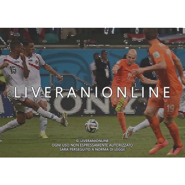 (140705) -- SALVADOR, July 5, 2014 () -- Netherlands\' Arjen Robben (3rd L) passes the ball during a quarter-finals match between Netherlands and Costa Rica of 2014 FIFA World Cup at the Arena Fonte Nova Stadium in Salvador, Brazil, on July 5, 2014. Netherlands won 4-3 on penalties over Costa Rica after a 0-0 tie and qualified for semi-finals on Saturday. (/Guo Yong)(pcy) ©photoshot/Agenzia Aldo Liverani sas - ITALY ONLY - EDITORIAL USE ONLY - Olanda vs Costa Rica partita di quarti di finale Coppa del mondo FIFA 2014 in Salvador, in Brasile, il 5 luglio 2014.