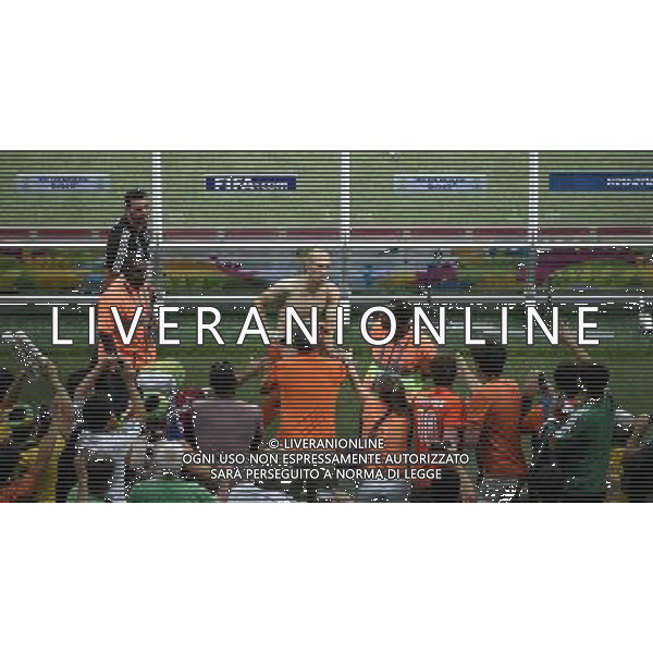 (140705) -- SALVADOR, July 5, 2014 () -- Netherlands\' Arjen Robben (C, back) interacts with the fans after winning a quarter-finals match between Netherlands and Costa Rica of 2014 FIFA World Cup at the Arena Fonte Nova Stadium in Salvador, Brazil, on July 5, 2014. Netherlands won 4-3 on penalties over Costa Rica after a 0-0 tie and qualified for semi-finals on Saturday. (/Yang Lei)(xzj) ©photoshot/Agenzia Aldo Liverani sas - ITALY ONLY - EDITORIAL USE ONLY - Olanda vs Costa Rica partita di quarti di finale Coppa del mondo FIFA 2014 in Salvador, in Brasile, il 5 luglio 2014.