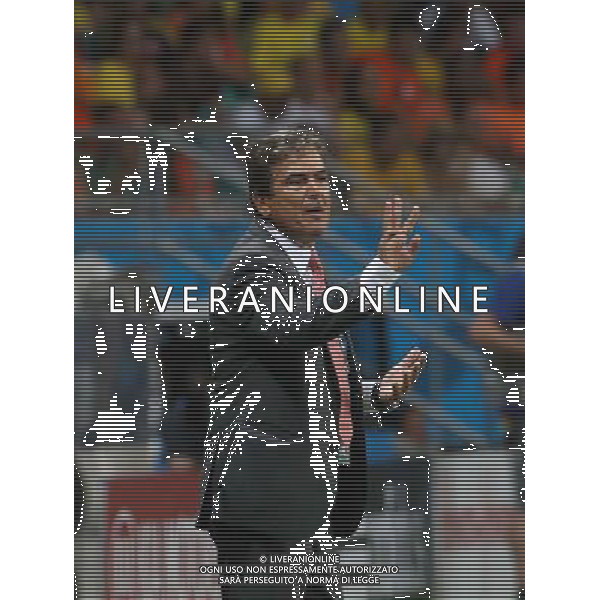 (140705) -- SALVADOR, July 5, 2014 () -- Costa Rica\'s coach Jorge Luis Pinto gives instructions during a quarter-finals match between Netherlands and Costa Rica of 2014 FIFA World Cup at the Arena Fonte Nova Stadium in Salvador, Brazil, on July 5, 2014.(/Cao Can)(pcy) ©photoshot/Agenzia Aldo Liverani sas - ITALY ONLY - EDITORIAL USE ONLY - Olanda vs Costa Rica partita di quarti di finale Coppa del mondo FIFA 2014 in Salvador, in Brasile, il 5 luglio 2014.