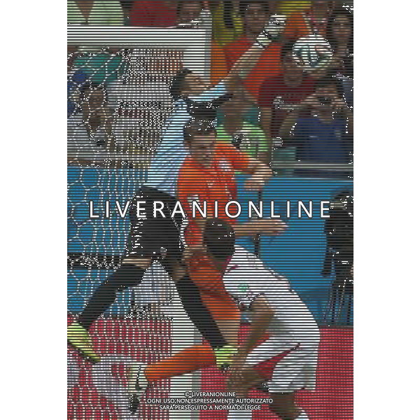 (140705) -- SALVADOR, July 5, 2014 () -- Costa Rica\'s goalkeeper Keilor Navas (up) plucks the ball during a quarter-finals match between Netherlands and Costa Rica of 2014 FIFA World Cup at the Arena Fonte Nova Stadium in Salvador, Brazil, on July 5, 2014.(/Cao Can)(pcy) ©photoshot/Agenzia Aldo Liverani sas - ITALY ONLY - EDITORIAL USE ONLY - Olanda vs Costa Rica partita di quarti di finale Coppa del mondo FIFA 2014 in Salvador, in Brasile, il 5 luglio 2014.