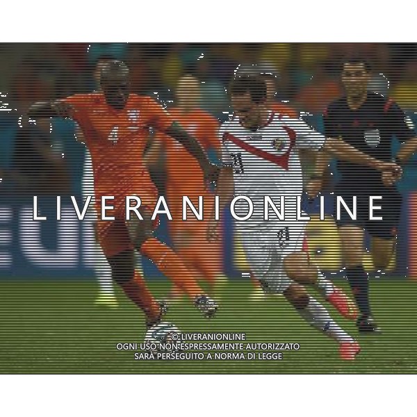 (140705) -- SALVADOR, July 5, 2014 () -- Netherlands\' Bruno Martins Indi (L) vies with Costa Rica\'s Marco Urena during a quarter-finals match between Netherlands and Costa Rica of 2014 FIFA World Cup at the Arena Fonte Nova Stadium in Salvador, Brazil, on July 5, 2014. Netherlands won 4-3 on penalties over Costa Rica after a 0-0 tie and qualified for semi-finals on Saturday. (/Guo Yong)(pcy) ©photoshot/Agenzia Aldo Liverani sas - ITALY ONLY - EDITORIAL USE ONLY - Olanda vs Costa Rica partita di quarti di finale Coppa del mondo FIFA 2014 in Salvador, in Brasile, il 5 luglio 2014.