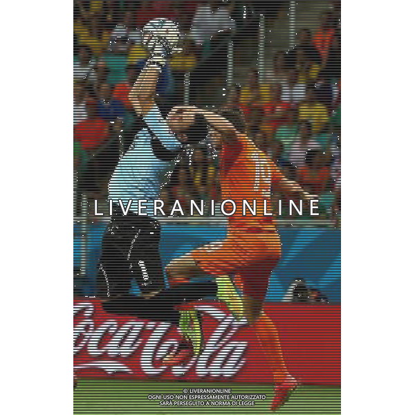 (140705) -- SALVADOR, July 5, 2014 () -- Costa Rica\'s goalkeeper Keilor Navas (L) grabs the ball during a quarter-finals match between Netherlands and Costa Rica of 2014 FIFA World Cup at the Arena Fonte Nova Stadium in Salvador, Brazil, on July 5, 2014. Netherlands won 4-3 on penalties over Costa Rica after a 0-0 tie and qualified for semi-finals on Saturday. (/Cao Can)(pcy) ©photoshot/Agenzia Aldo Liverani sas - ITALY ONLY - EDITORIAL USE ONLY - Olanda vs Costa Rica partita di quarti di finale Coppa del mondo FIFA 2014 in Salvador, in Brasile, il 5 luglio 2014.