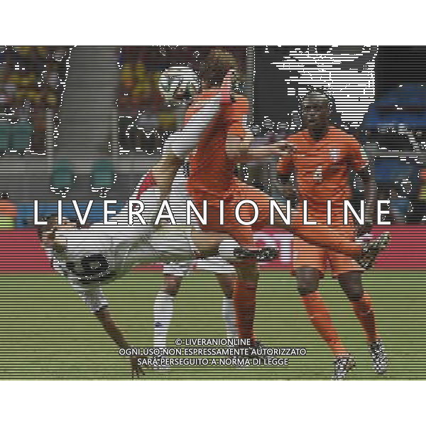 (140705) -- SALVADOR, July 5, 2014 () -- Costa Rica\'s Christian Gamboa (L) attempts an overhead kick during a quarter-finals match between Netherlands and Costa Rica of 2014 FIFA World Cup at the Arena Fonte Nova Stadium in Salvador, Brazil, on July 5, 2014.(/Lui Siu Wai)(rh) ©photoshot/Agenzia Aldo Liverani sas - ITALY ONLY - EDITORIAL USE ONLY - Olanda vs Costa Rica partita di quarti di finale Coppa del mondo FIFA 2014 in Salvador, in Brasile, il 5 luglio 2014.