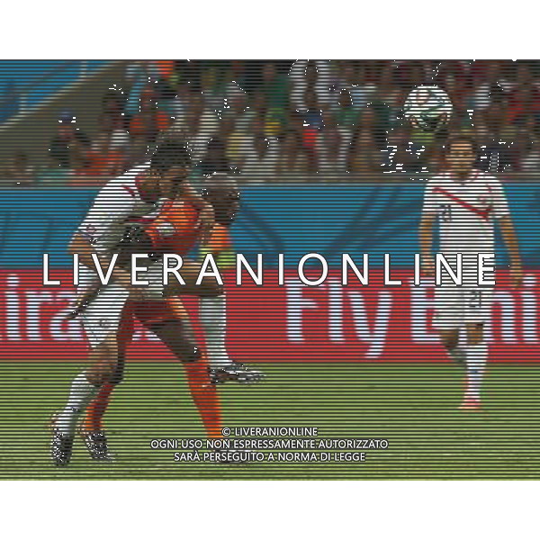 (140705) -- SALVADOR, July 5, 2014 () -- Costa Rica\'s Bryan Ruiz (1st L) vies with Netherlands\' Bruno Martins Indi (2nd L) during a quarter-finals match between Netherlands and Costa Rica of 2014 FIFA World Cup at the Arena Fonte Nova Stadium in Salvador, Brazil, on July 5, 2014.(/Cao Can)(pcy) ©photoshot/Agenzia Aldo Liverani sas - ITALY ONLY - EDITORIAL USE ONLY - Olanda vs Costa Rica partita di quarti di finale Coppa del mondo FIFA 2014 in Salvador, in Brasile, il 5 luglio 2014.
