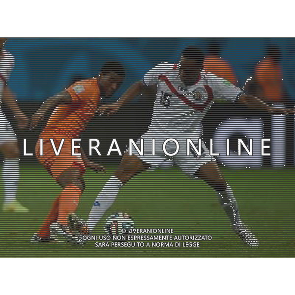 (140705) -- SALVADOR, July 5, 2014 () -- Costa Rica\'s Junior Diaz (R) vies with Netherlands\' Georginio Wijnaldum during a quarter-finals match between Netherlands and Costa Rica of 2014 FIFA World Cup at the Arena Fonte Nova Stadium in Salvador, Brazil, on July 5, 2014.(/Guo Yong)(pcy) ©photoshot/Agenzia Aldo Liverani sas - ITALY ONLY - EDITORIAL USE ONLY - Olanda vs Costa Rica partita di quarti di finale Coppa del mondo FIFA 2014 in Salvador, in Brasile, il 5 luglio 2014.
