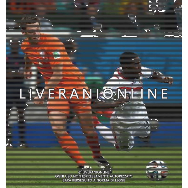 (140705) -- SALVADOR, July 5, 2014 () -- Costa Rica\'s Joel Campbell (R) vies with Netherlands\' Stefan de Vrij during a quarter-finals match between Netherlands and Costa Rica of 2014 FIFA World Cup at the Arena Fonte Nova Stadium in Salvador, Brazil, on July 5, 2014.(/Guo Yong)(pcy) ©photoshot/Agenzia Aldo Liverani sas - ITALY ONLY - EDITORIAL USE ONLY - Olanda vs Costa Rica partita di quarti di finale Coppa del mondo FIFA 2014 in Salvador, in Brasile, il 5 luglio 2014.