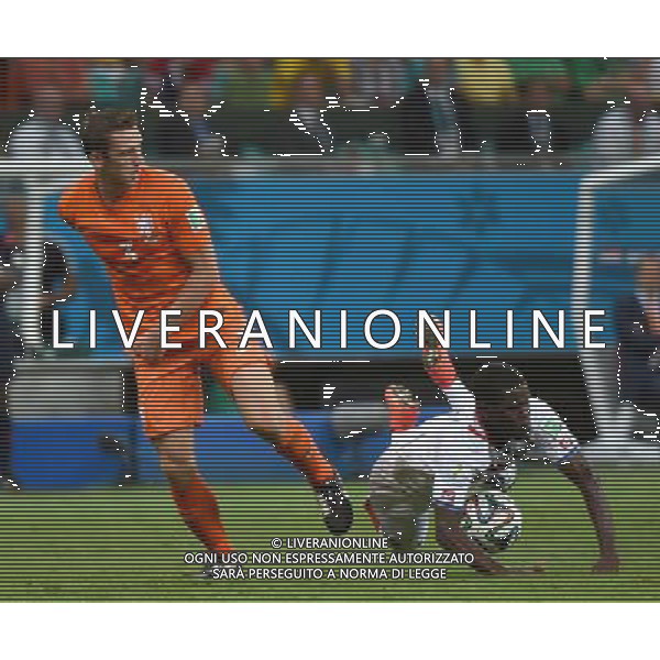 (140705) -- SALVADOR, July 5, 2014 () -- Costa Rica\'s Joel Campbell (R) falls down in a competition with Netherlands\' Stefan de Vrij during a quarter-finals match between Netherlands and Costa Rica of 2014 FIFA World Cup at the Arena Fonte Nova Stadium in Salvador, Brazil, on July 5, 2014.(/Guo Yong)(pcy) ©photoshot/Agenzia Aldo Liverani sas - ITALY ONLY - EDITORIAL USE ONLY - Olanda vs Costa Rica partita di quarti di finale Coppa del mondo FIFA 2014 in Salvador, in Brasile, il 5 luglio 2014.