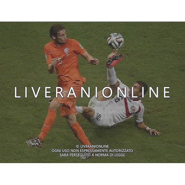 (140705) -- SALVADOR, July 5, 2014 () -- Netherlands\' Daley Blind (L) vies with Costa Rica\'s Christian Gamboa during a quarter-finals match between Netherlands and Costa Rica of 2014 FIFA World Cup at the Arena Fonte Nova Stadium in Salvador, Brazil, on July 5, 2014.(/Yang Lei)(xzj) ©photoshot/Agenzia Aldo Liverani sas - ITALY ONLY - EDITORIAL USE ONLY - Olanda vs Costa Rica partita di quarti di finale Coppa del mondo FIFA 2014 in Salvador, in Brasile, il 5 luglio 2014.