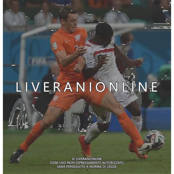 (140705) -- SALVADOR, July 5, 2014 () -- Costa Rica\'s Joel Campbell (R) vies with Netherlands\' Stefan de Vrij during a quarter-finals match between Netherlands and Costa Rica of 2014 FIFA World Cup at the Arena Fonte Nova Stadium in Salvador, Brazil, on July 5, 2014.(/Guo Yong)(pcy) ©photoshot/Agenzia Aldo Liverani sas - ITALY ONLY - EDITORIAL USE ONLY - Olanda vs Costa Rica partita di quarti di finale Coppa del mondo FIFA 2014 in Salvador, in Brasile, il 5 luglio 2014.