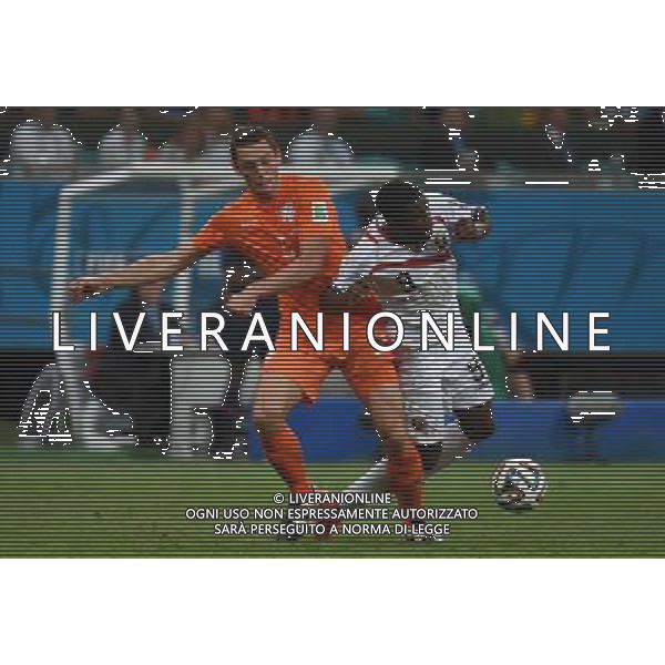 (140705) -- SALVADOR, July 5, 2014 () -- Costa Rica\'s Joel Campbell (R) vies with Netherlands\' Stefan de Vrij during a quarter-finals match between Netherlands and Costa Rica of 2014 FIFA World Cup at the Arena Fonte Nova Stadium in Salvador, Brazil, on July 5, 2014.(/Guo Yong)(pcy) ©photoshot/Agenzia Aldo Liverani sas - ITALY ONLY - EDITORIAL USE ONLY - Olanda vs Costa Rica partita di quarti di finale Coppa del mondo FIFA 2014 in Salvador, in Brasile, il 5 luglio 2014.