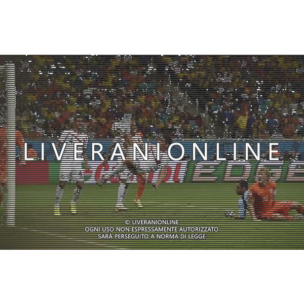 (140705) -- SALVADOR, July 5, 2014 () -- Costa Rica\'s Johnny Acosta (C) vies for the ball during a quarter-finals match between Netherlands and Costa Rica of 2014 FIFA World Cup at the Arena Fonte Nova Stadium in Salvador, Brazil, on July 5, 2014.(/Lui Siu Wai)(rh) ©photoshot/Agenzia Aldo Liverani sas - ITALY ONLY - EDITORIAL USE ONLY - Olanda vs Costa Rica partita di quarti di finale Coppa del mondo FIFA 2014 in Salvador, in Brasile, il 5 luglio 2014.