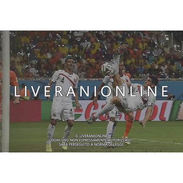 (140705) -- SALVADOR, July 5, 2014 () -- Costa Rica\'s Johnny Acosta (front) vies for the ball during a quarter-finals match between Netherlands and Costa Rica of 2014 FIFA World Cup at the Arena Fonte Nova Stadium in Salvador, Brazil, on July 5, 2014.(/Lui Siu Wai)(rh) ©photoshot/Agenzia Aldo Liverani sas - ITALY ONLY - EDITORIAL USE ONLY - Olanda vs Costa Rica partita di quarti di finale Coppa del mondo FIFA 2014 in Salvador, in Brasile, il 5 luglio 2014.