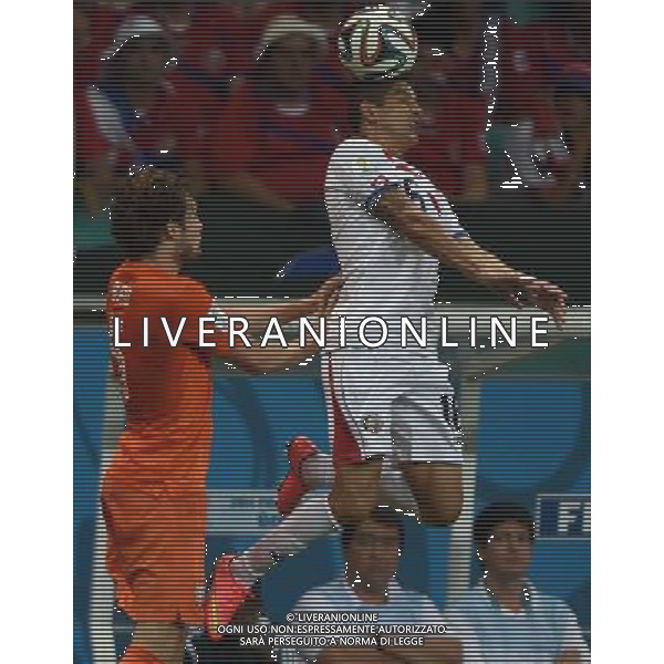 (140705) -- SALVADOR, July 5, 2014 () -- Costa Rica\'s Christian Gamboa (up) heads the ball during a quarter-finals match between Netherlands and Costa Rica of 2014 FIFA World Cup at the Arena Fonte Nova Stadium in Salvador, Brazil, on July 5, 2014.(/Guo Yong)(pcy) ©photoshot/Agenzia Aldo Liverani sas - ITALY ONLY - EDITORIAL USE ONLY - Olanda vs Costa Rica partita di quarti di finale Coppa del mondo FIFA 2014 in Salvador, in Brasile, il 5 luglio 2014.