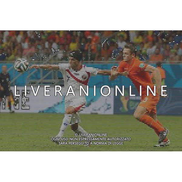 (140705) -- SALVADOR, July 5, 2014 () -- Costa Rica\'s Christian Bolanos (L) vies with Netherlands\' Stefan de Vrij during a quarter-finals match between Netherlands and Costa Rica of 2014 FIFA World Cup at the Arena Fonte Nova Stadium in Salvador, Brazil, on July 5, 2014.(/Guo Yong)(pcy) ©photoshot/Agenzia Aldo Liverani sas - ITALY ONLY - EDITORIAL USE ONLY - Olanda vs Costa Rica partita di quarti di finale Coppa del mondo FIFA 2014 in Salvador, in Brasile, il 5 luglio 2014.
