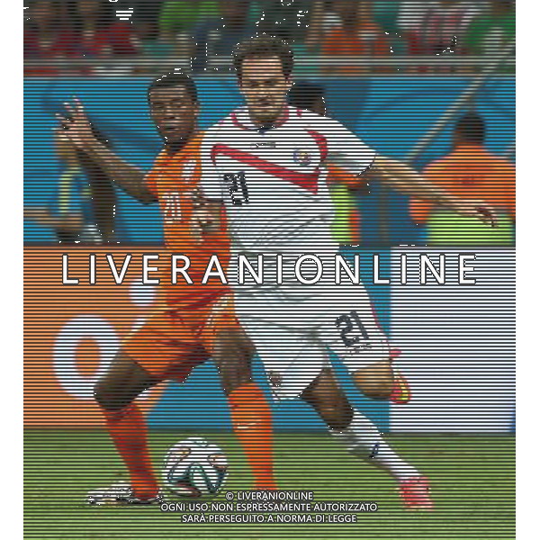 (140705) -- SALVADOR, July 5, 2014 () -- Costa Rica\'s Marco Urena (R) vies with Netherlands\' Georginio Wijnaldum during a quarter-finals match between Netherlands and Costa Rica of 2014 FIFA World Cup at the Arena Fonte Nova Stadium in Salvador, Brazil, on July 5, 2014.(/Cao Can)(pcy) ©photoshot/Agenzia Aldo Liverani sas - ITALY ONLY - EDITORIAL USE ONLY - Olanda vs Costa Rica partita di quarti di finale Coppa del mondo FIFA 2014 in Salvador, in Brasile, il 5 luglio 2014.