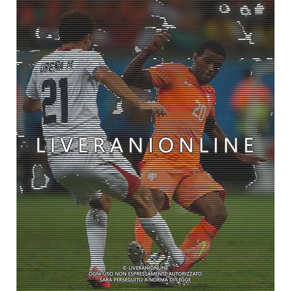 (140705) -- SALVADOR, July 5, 2014 () -- Costa Rica\'s Marco Urena (L) vies with Netherlands\' Georginio Wijnaldum during a quarter-finals match between Netherlands and Costa Rica of 2014 FIFA World Cup at the Arena Fonte Nova Stadium in Salvador, Brazil, on July 5, 2014.(/Guo Yong)(pcy) ©photoshot/Agenzia Aldo Liverani sas - ITALY ONLY - EDITORIAL USE ONLY - Olanda vs Costa Rica partita di quarti di finale Coppa del mondo FIFA 2014 in Salvador, in Brasile, il 5 luglio 2014.