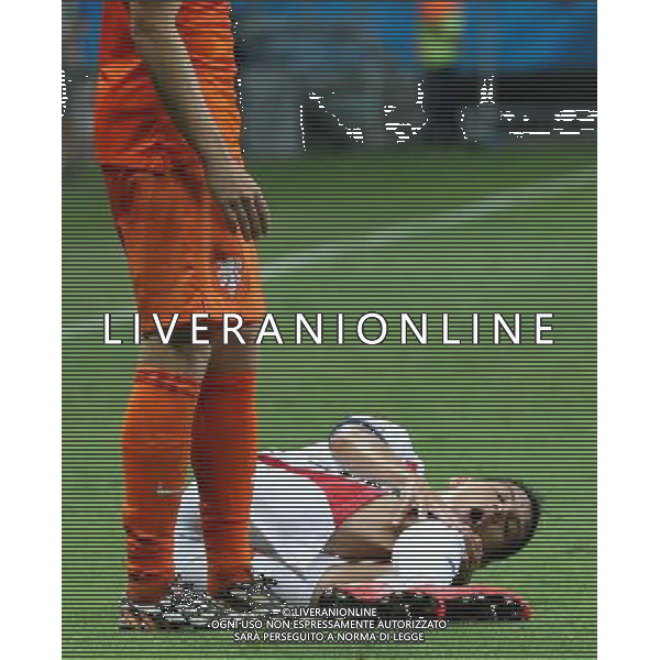 (140705) -- SALVADOR, July 5, 2014 () -- Costa Rica\'s Christian Gamboa (R) falls down during a quarter-finals match between Netherlands and Costa Rica of 2014 FIFA World Cup at the Arena Fonte Nova Stadium in Salvador, Brazil, on July 5, 2014.(/Cao Can)(pcy) ©photoshot/Agenzia Aldo Liverani sas - ITALY ONLY - EDITORIAL USE ONLY - Olanda vs Costa Rica partita di quarti di finale Coppa del mondo FIFA 2014 in Salvador, in Brasile, il 5 luglio 2014.