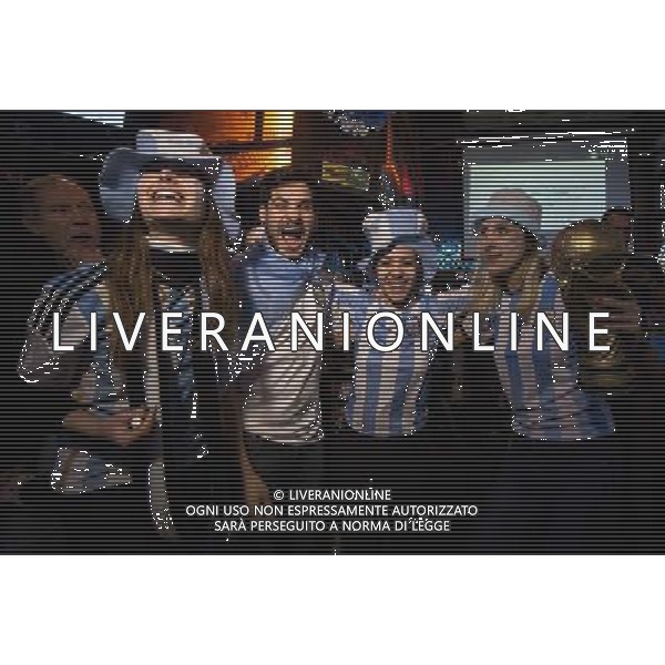 (140705) -- BUENOS AIRES, July 5, 2014 () -- Argentina\'s fans cheer while watching a quarter-finals match between Argentina and Belgium of 2014 FIFA World Cup at a bar in Buenos Aires, Argentina, on July 5, 2014. Argentina won 1-0 over Belgium and qualified for the semi-finals. (/Martin Zabala)(pcy) ©photoshot/Agenzia Aldo Liverani sas - ITALY ONLY - EDITORIAL USE ONLY - ARGENTINA VS BELGIO partita di quarti di finale Coppa del Mondo 2014 FIFA World Cup allo stadio Estadio Nacional di Brasilia, in Brasile, il 5 luglio 2014. Argentina ha vinto 1-0 contro il Belgio e si qualifica per le semifinali.