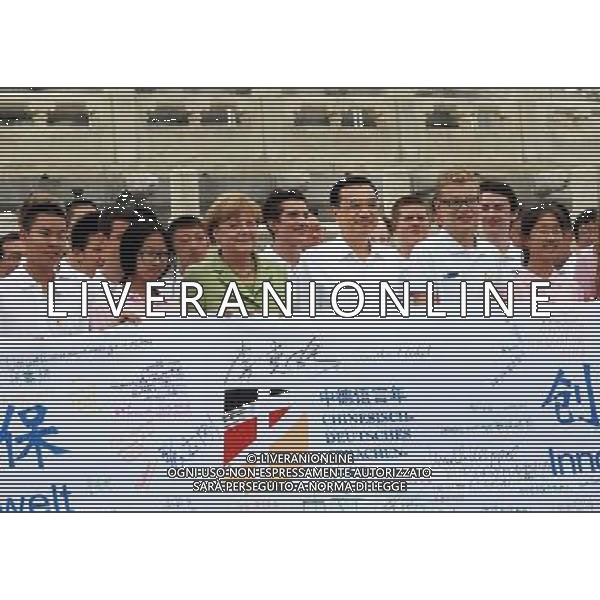 (140707) -- BEIJING, July 7, 2014 () -- Chinese Premier Li Keqiang and German Chancellor Angela Merkel pose for a group picture with youngsters attending the closing ceremony of \'the Year of Languages\' program between China and Germany, an initiative meant to encourage the two peoples to study each other\'s language, at the Temple of Heaven, a famous scenic spot in Beijing, capital of China, July 7, 2014. (/Li Tao) (wjq) ©PHOTOSHOT/Agenzia Aldo Liverani sas - ITALY ONLY - EDITORIAL USE ONLY - Il cancelliere tedesco Angela Merkel in visita a Pechino, capitale della Cina, 7 luglio 2014.
