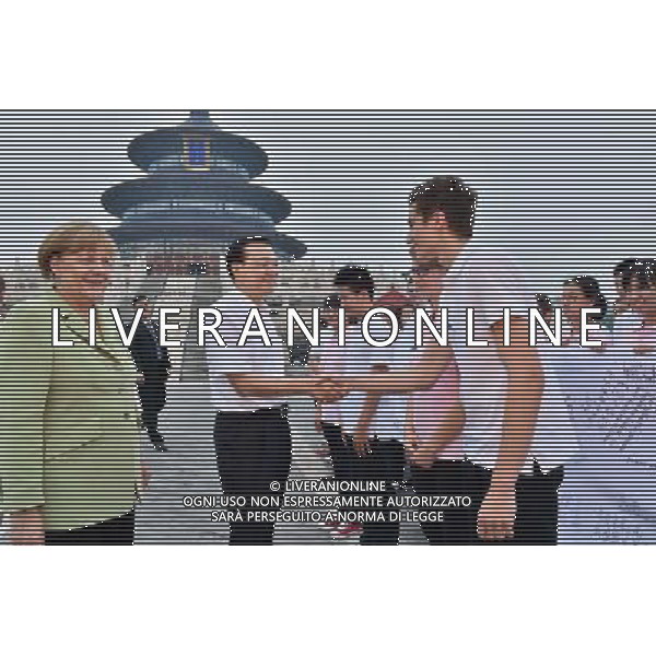 (140707) -- BEIJING, July 7, 2014 () -- Chinese Premier Li Keqiang and visiting German Chancellor Angela Merkel meet with youngsters attending the closing ceremony of \'the Year of Languages\' program between China and Germany, an initiative meant to encourage the two peoples to study each other\'s language, at the Temple of Heaven, a famous scenic spot in Beijing, capital of China, July 7, 2014. (/Li Tao) (wjq) ©PHOTOSHOT/Agenzia Aldo Liverani sas - ITALY ONLY - EDITORIAL USE ONLY - Il cancelliere tedesco Angela Merkel in visita a Pechino, capitale della Cina, 7 luglio 2014.