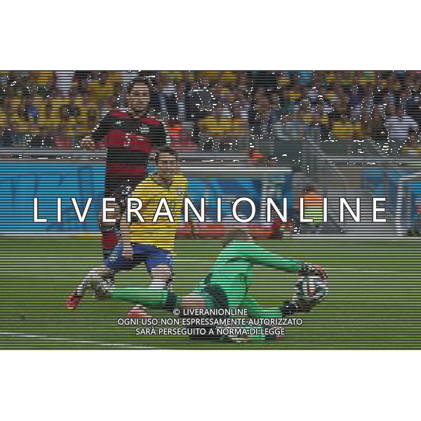 08.07.2014, Mineirao, Belo Horizonte, BRA, FIFA WM, Brasilien vs Deutschland, Halbfinale, im Bild Manuel Neuer (GER) klaert vor Bernard (BRA), dahinter Mats Hummels (GER) // during Semi Final match between Brasil and Germany of the FIFA Worldcup Brazil 2014 at the Mineirao in Belo Horizonte, Brazil on 2014/07/08. EXPA Pictures © 2014, PhotoCredit: EXPA/ Eibner-Pressefoto/ Cezaro *****ATTENTION - OUT of GER***** AG ALDO LIVERANI SAS ONLY ITALY