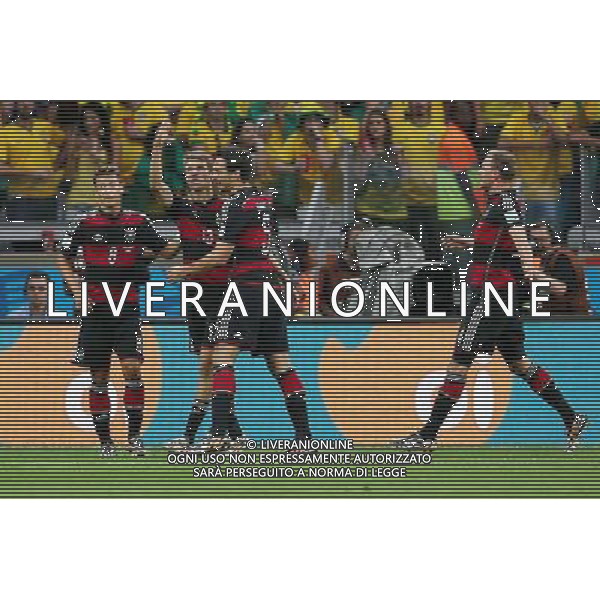 08.07.2014, Mineirao, Belo Horizonte, BRA, FIFA WM, Brasilien vs Deutschland, Halbfinale, im Bild Jubel bei Deutschland nach dem Tor von Thomas Mueller (GER) vl.: Mesut Oezil (GER), Thomas Mueller (GER), Mats Hummels (GER) und Benedikt Hoewedes) // during Semi Final match between Brasil and Germany of the FIFA Worldcup Brazil 2014 at the Mineirao in Belo Horizonte, Brazil on 2014/07/08. EXPA Pictures © 2014, PhotoCredit: EXPA/ Eibner-Pressefoto/ Cezaro *****ATTENTION - OUT of GER***** AG ALDO LIVERANI SAS ONLY ITALY