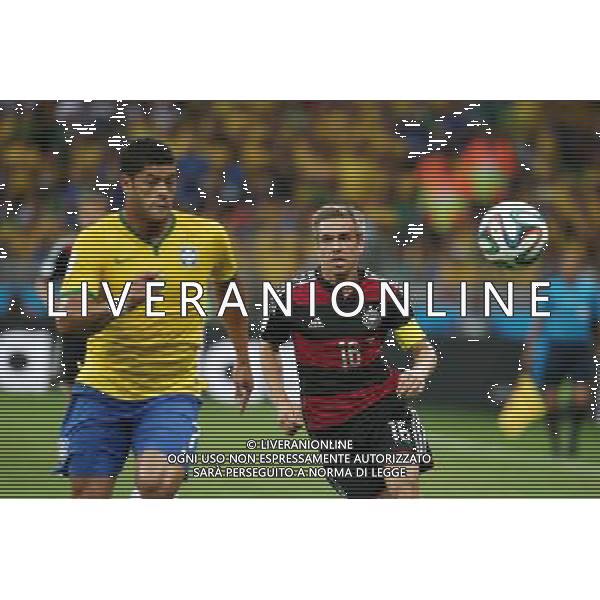 08.07.2014, Mineirao, Belo Horizonte, BRA, FIFA WM, Brasilien vs Deutschland, Halbfinale, im Bild vl. Hulk (BRA) und Philipp Lahm (GER) // during Semi Final match between Brasil and Germany of the FIFA Worldcup Brazil 2014 at the Mineirao in Belo Horizonte, Brazil on 2014/07/08. EXPA Pictures © 2014, PhotoCredit: EXPA/ Eibner-Pressefoto/ Cezaro *****ATTENTION - OUT of GER***** AG ALDO LIVERANI SAS ONLY ITALY