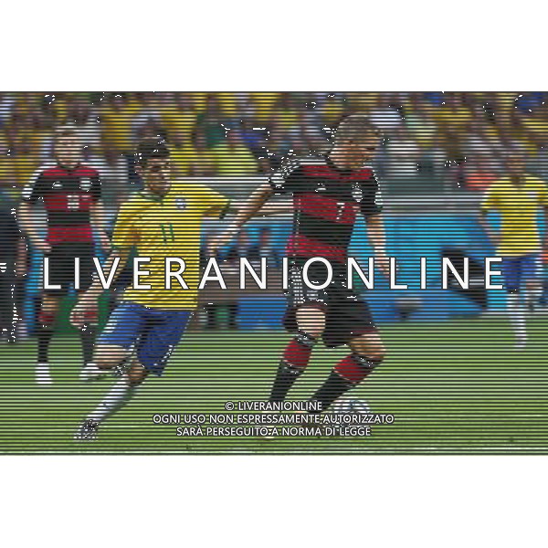 08.07.2014, Mineirao, Belo Horizonte, BRA, FIFA WM, Brasilien vs Deutschland, Halbfinale, im Bild vl. Oscar (BRA) und Bastian Schweinsteiger (GER) // during Semi Final match between Brasil and Germany of the FIFA Worldcup Brazil 2014 at the Mineirao in Belo Horizonte, Brazil on 2014/07/08. EXPA Pictures © 2014, PhotoCredit: EXPA/ Eibner-Pressefoto/ Cezaro *****ATTENTION - OUT of GER***** AG ALDO LIVERANI SAS ONLY ITALY