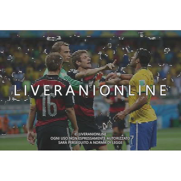 08.07.2014, Mineirao, Belo Horizonte, BRA, FIFA WM, Brasilien vs Deutschland, Halbfinale, im Bild Disskussionsbedarf. vl, Philipp Lahm (GER), Manuel Neuer (GER), Tomas Mueller (GER) und Hulk (BRA) // during Semi Final match between Brasil and Germany of the FIFA Worldcup Brazil 2014 at the Mineirao in Belo Horizonte, Brazil on 2014/07/08. EXPA Pictures © 2014, PhotoCredit: EXPA/ Eibner-Pressefoto/ Cezaro *****ATTENTION - OUT of GER***** AG ALDO LIVERANI SAS ONLY ITALY