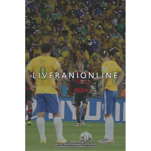 08.07.2014, Mineirao, Belo Horizonte, BRA, FIFA WM, Brasilien vs Deutschland, Halbfinale, im Bild Thomas Mueller (GER) scheint sich bei den brasilianischen Spielern zu entschuldigen nach seinem Tor zum 1:0. Links Fred (BRA) und rechts Oscar (BRA) // during Semi Final match between Brasil and Germany of the FIFA Worldcup Brazil 2014 at the Mineirao in Belo Horizonte, Brazil on 2014/07/08. EXPA Pictures © 2014, PhotoCredit: EXPA/ Eibner-Pressefoto/ Cezaro *****ATTENTION - OUT of GER***** AG ALDO LIVERANI SAS ONLY ITALY