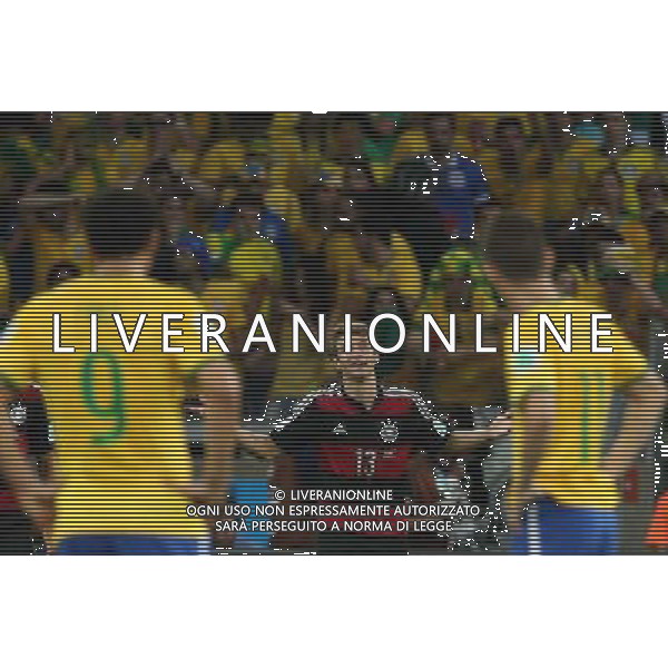 08.07.2014, Mineirao, Belo Horizonte, BRA, FIFA WM, Brasilien vs Deutschland, Halbfinale, im Bild Thomas Mueller (GER) scheint sich bei den brasilianischen Spielern zu entschuldigen nach seinem Tor zum 1:0. Links Fred (BRA) und rechts Oscar (BRA) // during Semi Final match between Brasil and Germany of the FIFA Worldcup Brazil 2014 at the Mineirao in Belo Horizonte, Brazil on 2014/07/08. EXPA Pictures © 2014, PhotoCredit: EXPA/ Eibner-Pressefoto/ Cezaro *****ATTENTION - OUT of GER***** AG ALDO LIVERANI SAS ONLY ITALY