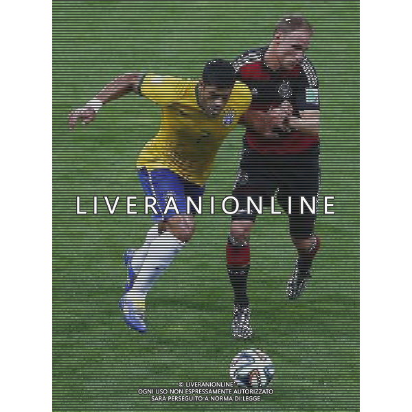 (140708) -- BELO HORIZONTE, July 8, 2014 () -- Brazil\'s Hulk (L) vies with Germany\'s Benedikt Howedes during a semifinal match between Brazil and Germany of 2014 FIFA World Cup at the Estadio Mineirao Stadium in Belo Horizonte, Brazil, on July 8, 2014.(/Liu Bin)(pcy) AG ALDO LIVERANI SAS ONLY ITALY