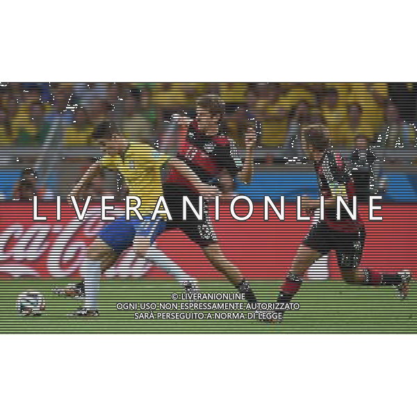 (140708) -- BELO HORIZONTE, July 8, 2014 () -- Germany\'s Thomas Muller (C) vies with Brazil\'s Oscar (L) during a semifinal match between Brazil and Germany of 2014 FIFA World Cup at the Estadio Mineirao Stadium in Belo Horizonte, Brazil, on July 8, 2014. Germany won 7-1 over Brazil and qualified for the final on Tuesday. (/Li Ga)(pcy) ©photoshot/Agenzia Aldo Liverani sas - ITALY ONLY - EDITORIAL USE ONLY - BRASILE VS GERMANIA partita di semifinale Coppa del mondo FIFA 2014 Mineirao stadio Estadio a Belo Horizonte, in Brasile, 8 luglio 2014, la Germania ha vinto 7-1 e qualificato per la finale