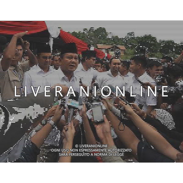 (140709) -- BONGOR, July 9, 2014 () -- Presidential candidate Prabowo Subianto speaks to the media after casting his vote at a polling station in Bogor of West Java Province, Indonesia, July 8, 2014. Indonesians went to polls on July 9 to elect their new president from Jakarta Governor Joko Widodo, 53, and former general Prabowo Subianto, 63. (/He Changshan) ©photoshot/Agenzia Aldo Liverani sas - ITALY ONLY - EDITORIAL USE ONLY - Operazioni di voto in un seggio elettorale a Bogor della provincia di West Java, Indonesia, 8 Luglio 2014 per le elezioni presidenziali
