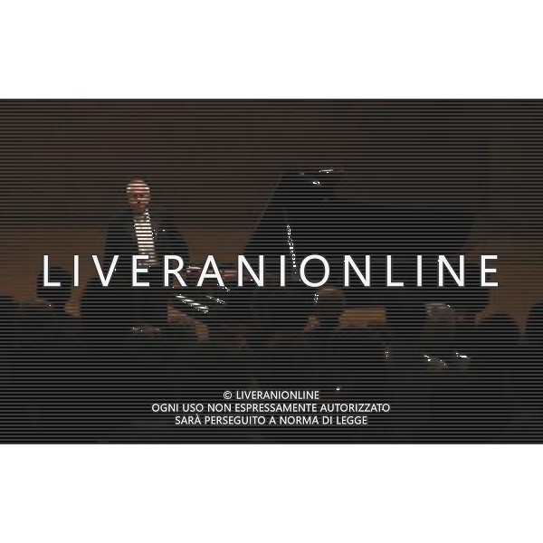 (140707) -- ESSEN, July 7, 2014 () -- Russian pianist Grigory Sokolov greets the audience at his solo concert during the Ruhr Piano Festival in Essen, Germany, on July 6, 2014. (/Luo Huanhuan) ©PHOTOSHOT/Agenzia Aldo Liverani sas - ITALY ONLY - EDITORIAL USE ONLY ©photoshot/Agenzia Aldo Liverani sas - ITALY ONLY - EDITORIAL USE ONLY - Il pianista russo Grigory Sokolov saluta il pubblico al suo concerto solista durante il Ruhr Piano Festival a Essen, in Germania, il 6 Luglio 2014