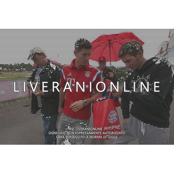 MONACHIUM 09.07.2014 KONFERENCJA PRASOWA I PREZENTACJA ROBERTA LEWANDOWSKIEGO W BARWACH BAYERNU MONACHIUM --- ROBERT LEWANDOWSKI PRESS CONFERENCE AND PRESENTATION IN NEW CLUB - FC BAYERN MUNICH ROBERT LEWANDOWSKI KIBICE FOT. PIOTR KUCZA/NEWSPIX.PL --- Newspix.pl AG ALDO LIVERANI SAS ONLY ITALY *** Local Caption *** www.newspix.pl mail us: info@newspix.pl call us: 0048 022 23 22 222 --- Polish Picture Agency by Ringier Axel Springer Poland