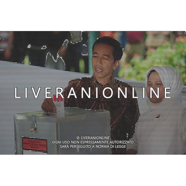 (140709) -- JAKARTA, July 9, 2014 () -- Presidential candidate of the Indonesian Democratic Party of Struggle (PDI-P) Joko Widodo (L) casts his ballot at a polling station in Jakarta, Indonesia, July 9, 2014. Indonesia held presidential election on Wednesday. (/Zulkarnain) ©PHOTOSHOT/Agenzia Aldo Liverani sas - ITALY ONLY - EDITORIAL USE ONLY - Operazioni di voto in un seggio elettorale a Bogor della provincia di West Java, Indonesia, 8 Luglio 2014 per le elezioni presidenziali
