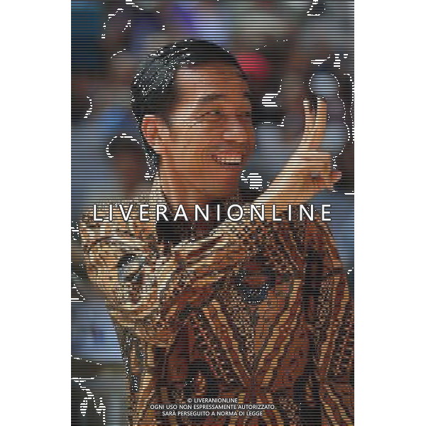 (140709) -- JAKARTA, July 9, 2014 () -- Presidential candidate of the Indonesian Democratic Party of Struggle (PDI-P) Joko Widodo shows his inked fingers after casting his vote at a polling station in Jakarta, Indonesia, July 9, 2014. Indonesia held presidential election on Wednesday. (/Zulkarnain) ©PHOTOSHOT/Agenzia Aldo Liverani sas - ITALY ONLY - EDITORIAL USE ONLY - Operazioni di voto in un seggio elettorale a Bogor della provincia di West Java, Indonesia, 8 Luglio 2014 per le elezioni presidenziali