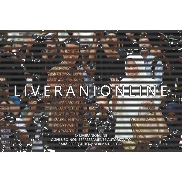 (140709) -- JAKARTA, July 9, 2014 () -- Presidential candidate from Indonesian Democratic Party of Struggle (PDI-P) Joko Widodo (L, front) and his wife Iriana (R, front) greet people at a polling station in Jakarta, Indonesia, July 9, 2014. Indonesians on Wednesday went to polls to pick up their new president for the country. (/Zulkarnain) ©PHOTOSHOT/Agenzia Aldo Liverani sas - ITALY ONLY - EDITORIAL USE ONLY - Operazioni di voto in un seggio elettorale a Bogor della provincia di West Java, Indonesia, 8 Luglio 2014 per le elezioni presidenziali