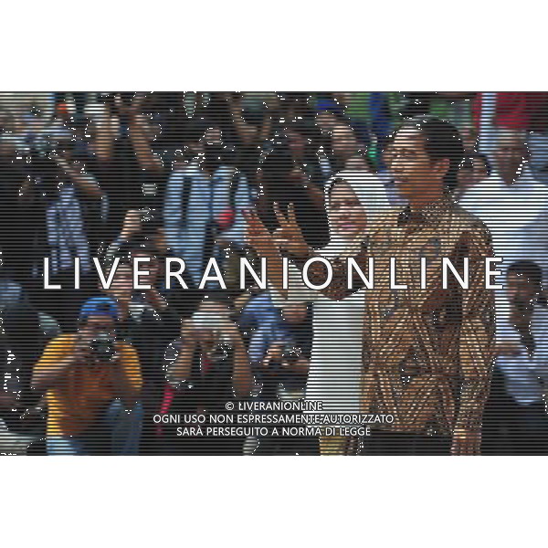 (140709) -- JAKARTA, July 9, 2014 () -- Presidential candidate from Indonesian Democratic Party of Struggle (PDI-P) Joko Widodo (R, front) and his wife Iriana (L, front) show their fingers shortly after casting their votes at a polling station in Jakarta, Indonesia, July 9, 2014. Indonesians on Wednesday went to polls to pick up their new president for the country. (/Zulkarnain) ©PHOTOSHOT/Agenzia Aldo Liverani sas - ITALY ONLY - EDITORIAL USE ONLY - Operazioni di voto in un seggio elettorale a Bogor della provincia di West Java, Indonesia, 8 Luglio 2014 per le elezioni presidenziali