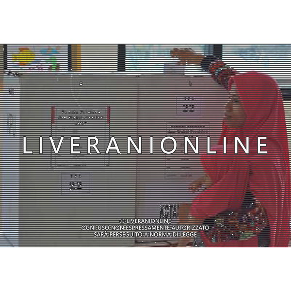 (140709) -- TANGERANG, July 9, 2014 ()-- A woman casts her vote at a polling station in Tangerang, Indonesia, July 9, 2014. Indonesians on Wednesday went to polls to pick up their new president for the country. (/Agung Kuncahya B.) ©PHOTOSHOT/Agenzia Aldo Liverani sas - ITALY ONLY - EDITORIAL USE ONLY - Operazioni di voto in un seggio elettorale a Bogor della provincia di West Java, Indonesia, 8 Luglio 2014 per le elezioni presidenziali