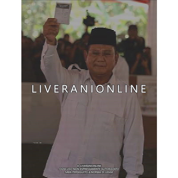 (140709) -- BONGOR, July 9, 2014 () -- Presidential candidate Prabowo Subianto speaks to the media after casting his vote at a polling station in Bogor of West Java Province, Indonesia, July 8, 2014. Indonesians went to polls on July 9 to elect their new president from Jakarta Governor Joko Widodo, 53, and former general Prabowo Subianto, 63. (/He Changshan) ©PHOTOSHOT/Agenzia Aldo Liverani sas - ITALY ONLY - EDITORIAL USE ONLY - Operazioni di voto in un seggio elettorale a Bogor della provincia di West Java, Indonesia, 8 Luglio 2014 per le elezioni presidenziali