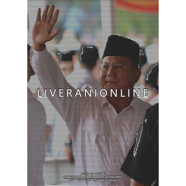 (140709) -- BONGOR, July 9, 2014 () -- Presidential candidate Prabowo Subianto speaks to the media after casting his vote at a polling station in Bogor of West Java Province, Indonesia, July 8, 2014. Indonesians went to polls on July 9 to elect their new president from Jakarta Governor Joko Widodo, 53, and former general Prabowo Subianto, 63. (/He Changshan) ©PHOTOSHOT/Agenzia Aldo Liverani sas - ITALY ONLY - EDITORIAL USE ONLY - Operazioni di voto in un seggio elettorale a Bogor della provincia di West Java, Indonesia, 8 Luglio 2014 per le elezioni presidenziali