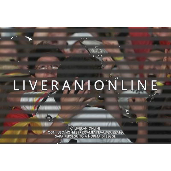 (140709) -- FRANKFURT, July 9, () -- German football fans react as they watch the 2014 World Cup semifinal match between Germany and Brazil, at a public viewing event in Frankfurt, Germany, July 8, 2014. (/Luo Huanhuan) ©PHOTOSHOT/Agenzia Aldo Liverani sas - ITALY ONLY - EDITORIAL USE ONLY - BRASILE VS GERMANIA partita di semifinale Coppa del mondo FIFA 2014 Mineirao stadio Estadio a Belo Horizonte, in Brasile, 8 luglio 2014, la Germania ha vinto 7-1 e qualificato per la finale