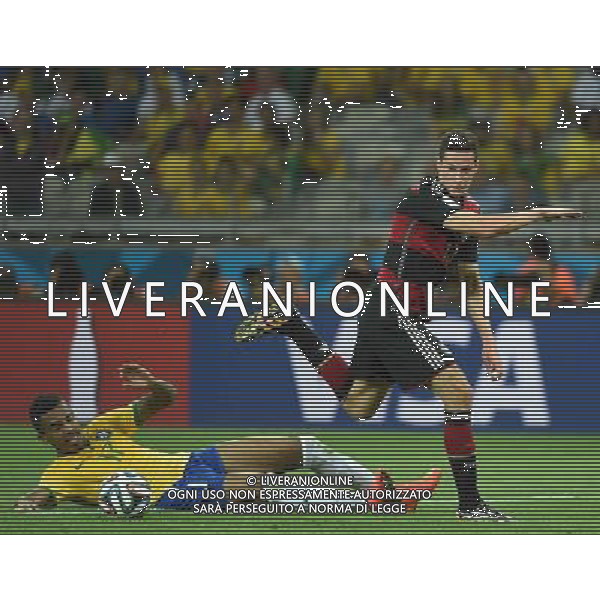 (140708) -- BELO HORIZONTE, July 8, 2014 () -- Germany\'s Julian Draxler (R) vies with Brazil\'s Luiz Gustavo during a semifinal match between Brazil and Germany of 2014 FIFA World Cup at the Estadio Mineirao Stadium in Belo Horizonte, Brazil, on July 8, 2014. Germany won 7-1 over Brazil and qualified for the final on Tuesday. (/Liu Dawei)(pcy) ©photoshot/Agenzia Aldo Liverani sas - ITALY ONLY - EDITORIAL USE ONLY - BRASILE VS GERMANIA partita di semifinale Coppa del mondo FIFA 2014 Mineirao stadio Estadio a Belo Horizonte, in Brasile, 8 luglio 2014, la Germania ha vinto 7-1 e qualificato per la finale